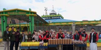 Mahasiswa STAI Ibnu Sina Bagikan Takjil di Patam Lestari