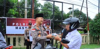 Kapolres Anambas Bagi-Bagi Takjil Bersama Mahasiswa dan OKP bagi-bagi takjil anambas
