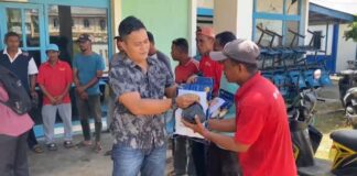 Polres Lingga Berbagi Sembako dengan Buruh Pelabuhan Dabo buruh pelabuhan dabo