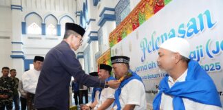 Amsakar Achmad Lepas Jemaah Calon Haji Kota Batam