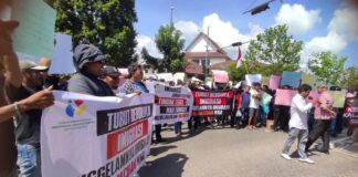 Sejumlah Warga Geruduk Kantor Imigrasi Batam warga geruduk imigrasi batam