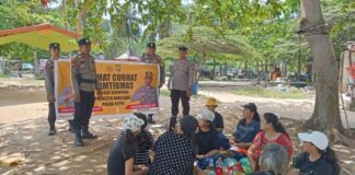 Jumat Curhat di Pantai Tanjung Pinggir, Warga Sampaikan Keluhan ke Polisi jumat curhat tanjung pinggir