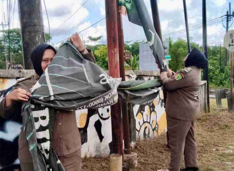Program Berbenah, Satpol PP Tanjungpinang Turunkan Spanduk Semrawut