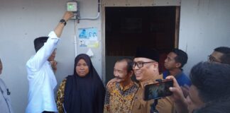 Kolaborasi Pemprov dan Sektor Industri Terangi Rumah Warga Kampung Bagan