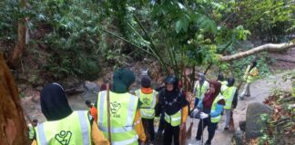 PT AGB Kerahkan Puluhan Petugas Kebersihan di Air Terjun Pongkar air terjun pongkar