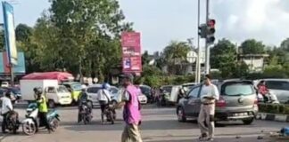 Kecelakaan di Simpang Tiban Center: Diduga Rem Blong, Truk Tabrak 4 Pemotor kecelakaan di tiban center