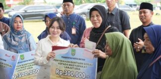 531 Lansia dari 3 Kecamatan Terima Bantuan, Li Claudia: Ini Bukti Sayang Kami bantuan lansia li claudia