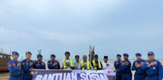 Peduli Nelayan, Polres Lingga Bagikan Life Jacket di Hari Bhayangkara life jacket polres lingga