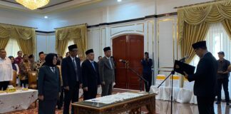 Lantik Komisaris dan Direksi BUP Karimun, Bupati Minta Targetkan PAD Meningkat