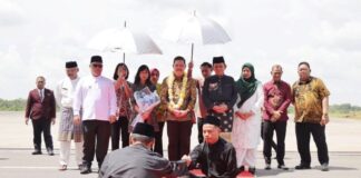 Kajati Kepri Jehezkiel Devy Disambut Tanjak dan Tari Persembahan Jehezkiel Devy