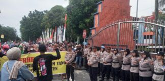 Ratusan Masyarakat Karimun Geruduk Kantor DJBC Kepri, Pertanyakan Soal Krisis Stok Beras