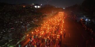 Ribuan Warga Semarakkan Pawai Obor HUT ke-80 RI di Batam pawai obor batam