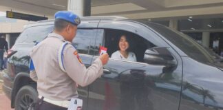 Polsek Bandara Hang Nadim Bagikan Bendera Merah Putih Sambut HUT RI polsek bandara hang nadim