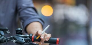 Berkendara Sambil Merokok Siap-siap Ditilang, Kena Denda Rp750 Ribu