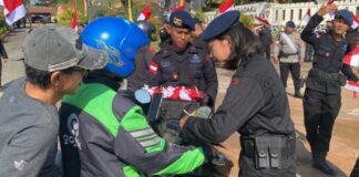 Satbrimob Polda Kepri Bagikan 1.000 Bendera Merah Putih di Tiga Wilayah satbrimob polda kepri