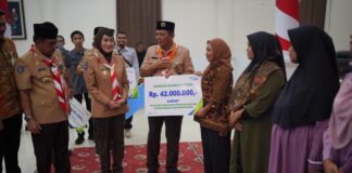 Gubernur Ansar Serahkan Santunan BPJS Ketenagakerjaan Rp820 Juta untuk Nelayan dan Petani Natuna