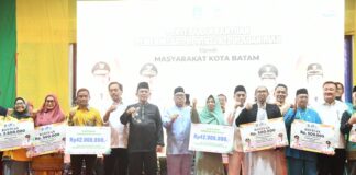 Gubernur Ansar Serahkan Bantuan untuk Warga Batam, Dari UMKM hingga Beasiswa