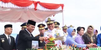 Gubernur Ansar Hadiri Upacara HUT ke-80 TNI