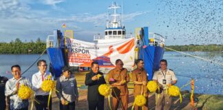 Gubernur Ansar Lepas Ekspor Perdana Ayam Hidup ke Singapura Lewat Jalur Laut