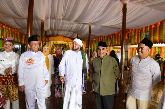 Ketua MPR RI dan Habib Syech Berkunjung ke Pulau Penyengat, Tunaikan Salat Jumat Hingga Ziarah Makam