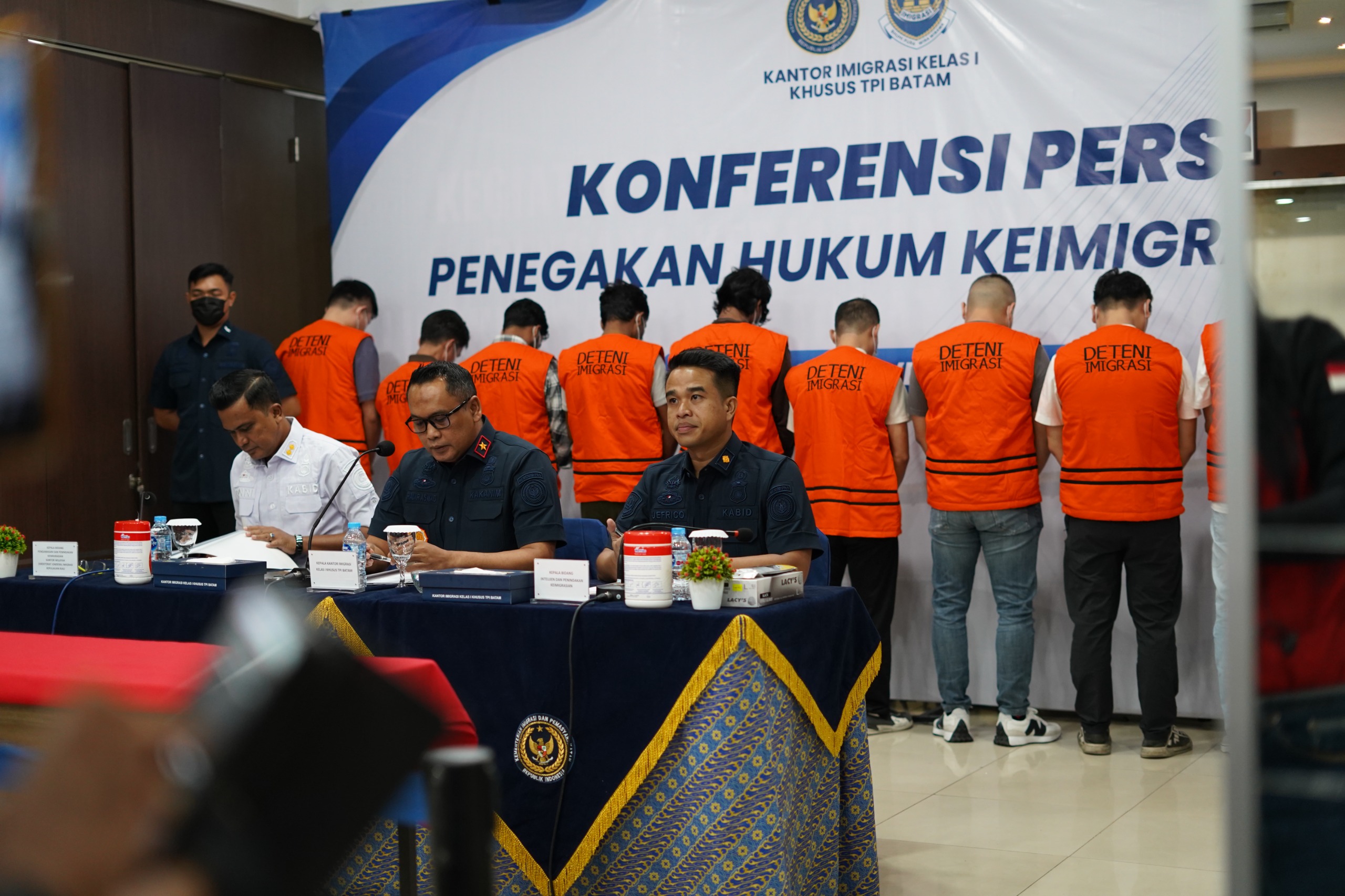 Imigrasi Batam Deportasi Enam WNA, Bekerja Sebagai Penyedia Tamu Bagi THM dan Terlibat Bisnis Hotel