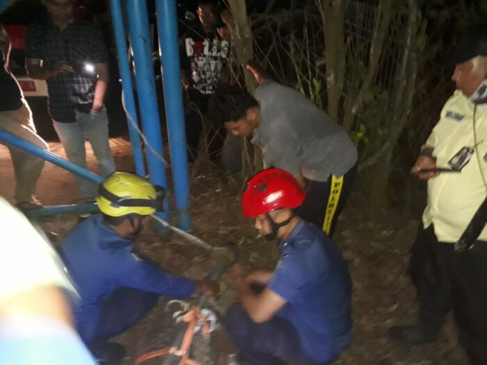 Petugas Damkar Batam Amankan Buaya Penghuni Dam Duriangkang yang Viral di Media Sosial