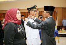 Amsakar Lantik Kadisduk Batam dan Camat Lubukbaja, Minta Pelayanan Disduk Semakin Prima