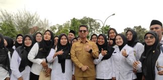 Serahkan SK Pegawai Paruh Waktu, Bupati Karimun: Tahniah, Bekerjalah Sepenuh Hati