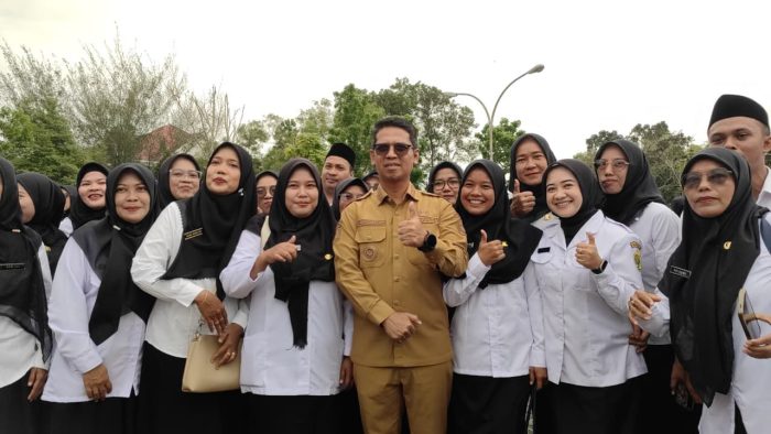 Serahkan SK Pegawai Paruh Waktu, Bupati Karimun: Tahniah, Bekerjalah Sepenuh Hati