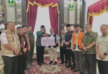 Wagub Nyanyang Serahkan Bantuan Rp1,15 Miliar untuk Korban Banjir Bandang di Sumbar