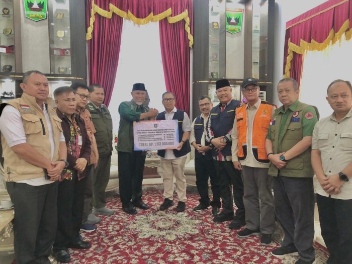 Wagub Nyanyang Serahkan Bantuan Rp1,15 Miliar untuk Korban Banjir Bandang di Sumbar