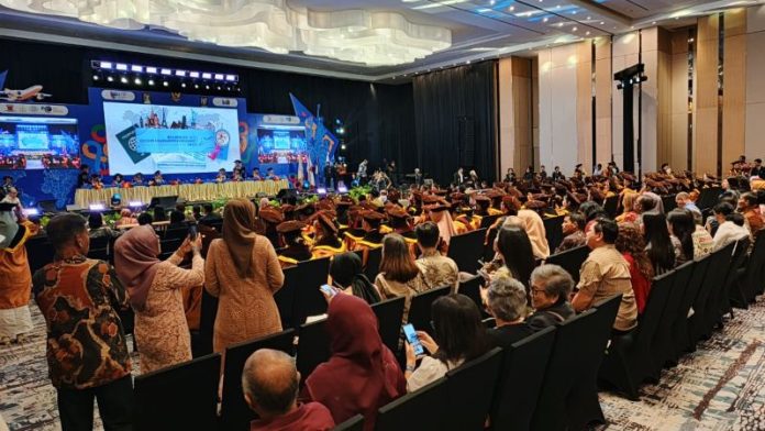 wisuda poltekpar batam