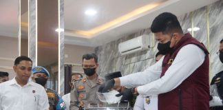 Polres Karimun Rebus 1,3 Kilogram Sabu di Hadapan Tersangka