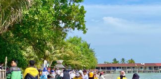 Kolaborasi Jurnalis, Pemerintah, dan Dunia Usaha Bersihkan Pantai Lagorap Nongsa