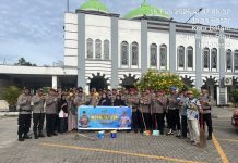 Bersama Warga, Polisi Bersihkan Masjid di Lubukbaja, Perkuat Pendekatan Humanis