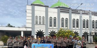 Bersama Warga, Polisi Bersihkan Masjid di Lubukbaja, Perkuat Pendekatan Humanis