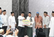 Gubernur Ansar dan Wagub Nyanyang Safari Ramadan di Lingga, Serahkan Bantuan CSR Rp15 Juta untuk Dua Masjid