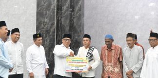 Gubernur Ansar dan Wagub Nyanyang Safari Ramadan di Lingga, Serahkan Bantuan CSR Rp15 Juta untuk Dua Masjid
