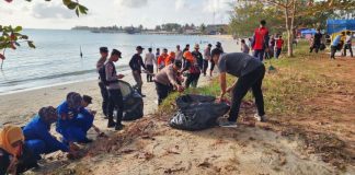 Gotong Royong Massal Bersihkan Pantai Piwang Diikuti Ratusan Peserta