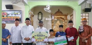 Gubernur Ansar Safari Ramadan di Masjid Ar-Rahim, Serahkan Bantuan Rp500 Juta untuk Rumah Ibadah