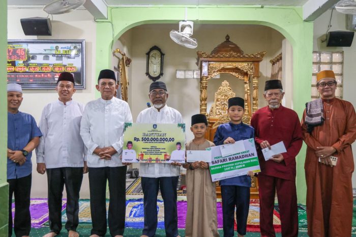 Gubernur Ansar Safari Ramadan di Masjid Ar-Rahim, Serahkan Bantuan Rp500 Juta untuk Rumah Ibadah