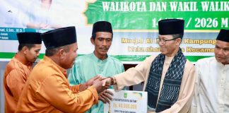Safari Ramadan di Pulau Karas, Amsakar Serahkan Bantuan dan Ajak Jemaah Makmurkan Masjid