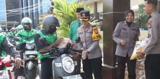 Polres Karimun Salurkan Bantuan Sosial ke Ratusan Driver Ojek Online