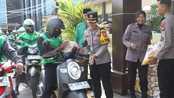 Polres Karimun Salurkan Bantuan Sosial ke Ratusan Driver Ojek Online