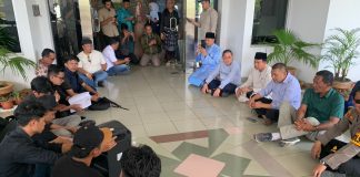 Temui Mahasiswa Unjuk Rasa, Wabup Karimun Rocky Pastikan Segera Tangani Tuntutan
