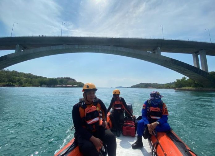 lompat dari jembatan barelang