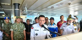 Gubernur Ansar Tinjau Pemudik KM Kelud Tujuan Belawan di Pelabuhan Batuampar Batam