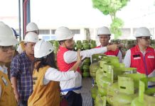 Pertamina Sumbagut Cek Takaran BBM dan LPG di 15 SPBU Jelang Ramadan pertamina cek takaran bbm