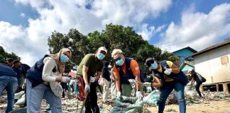 Ascott Batam dan Komunitas Lokal Kolaborasi Bersihkan Tanjung Uma Ascott Batam
