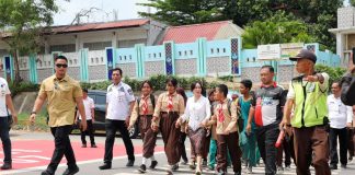Li Claudia Dampingi Siswa Menyeberang di ZoSS SDN 001 Batam Kota